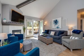 Living area - Elegant Fairway Frontage Retreat-Eagle Crest Resort 3BD 2.5BA Centrally Located (Redmond)