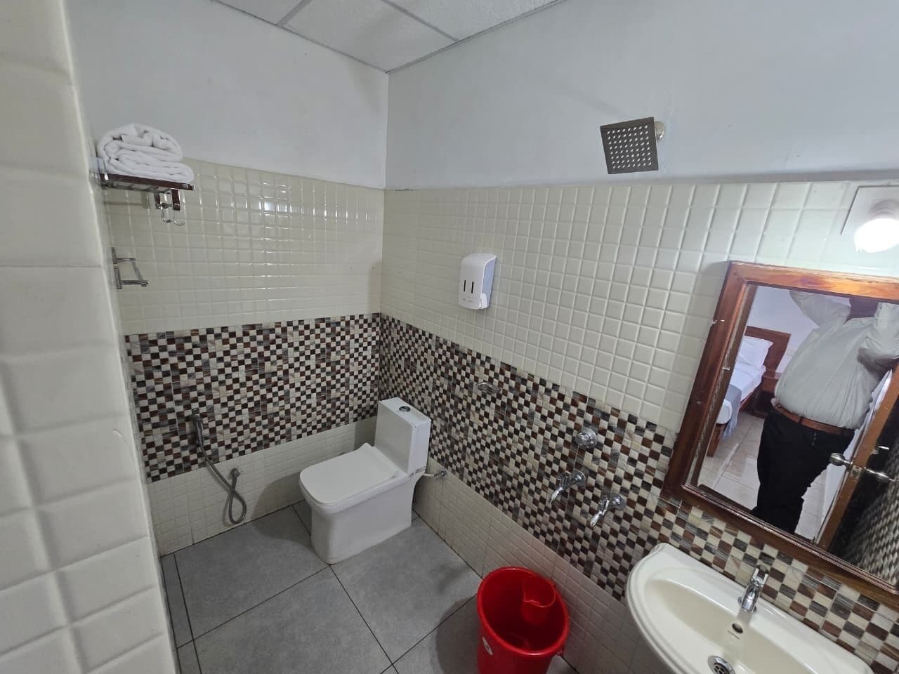 Shower, rainfall showerhead, free toiletries, hair dryer