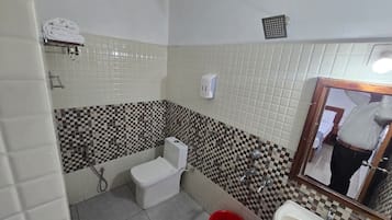Shower, rainfall showerhead, free toiletries, hair dryer