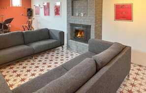 TV, fireplace - Lovely home in Simrishamn with WiFi (Simrishamn)