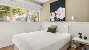 1 bedroom, iron/ironing board, free WiFi, bed sheets - Villino Verde - Chic European style retreat (Elwood)