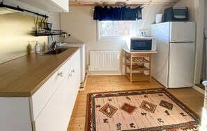 Fridge, microwave, oven, stovetop - 1 bedroom cozy home in Oskarshamn (Oskarshamn)