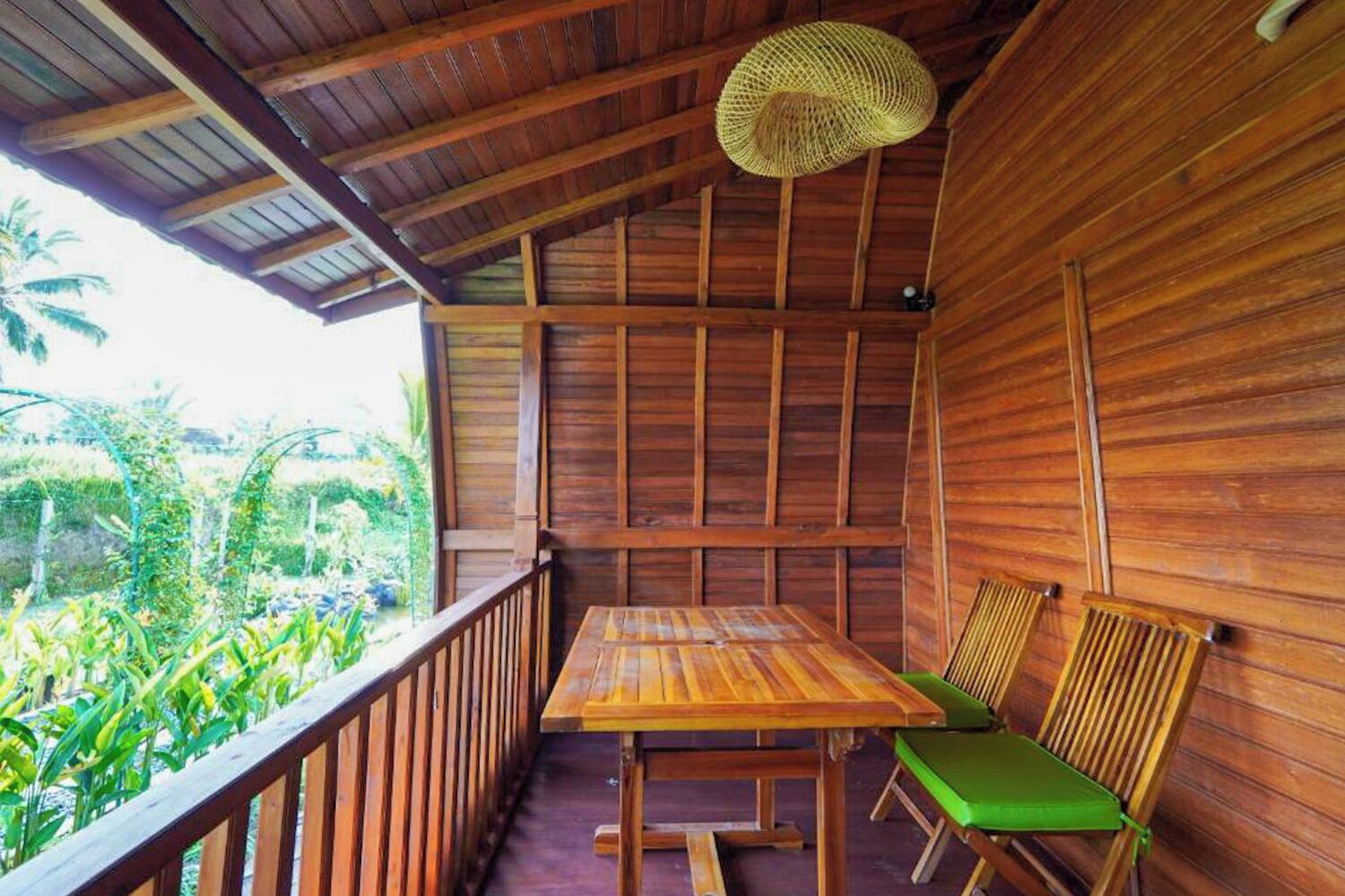 Family Cottage, Balcony, Garden View | Tempat makan luar