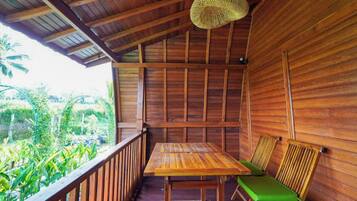 Family Cottage, Balcony, Garden View | Tempat makan luar