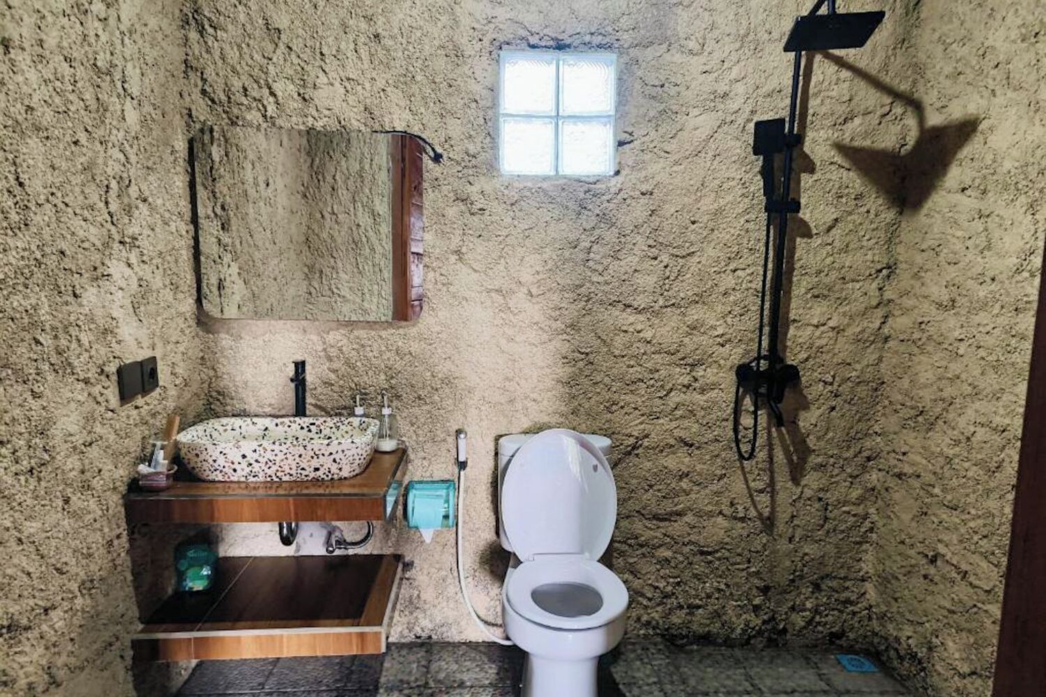Cottage Keluarga, balkon, pemandangan kebun | Kamar mandi | Shower, pengering rambut, sabun, dan sampo