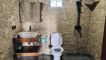 Cottage Keluarga, balkon, pemandangan kebun | Kamar mandi | Shower, pengering rambut, sabun, dan sampo