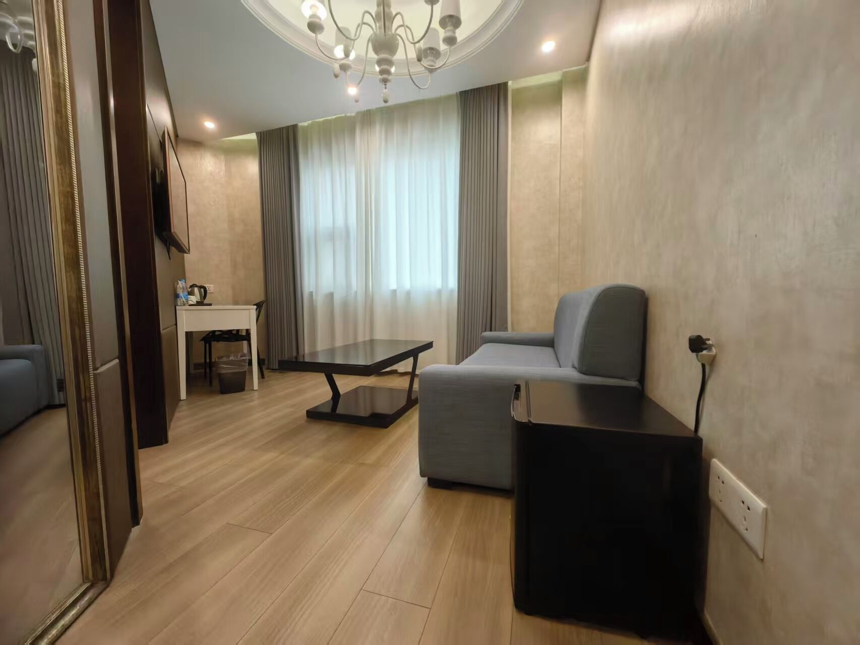 Standard Suite, City View | Living area