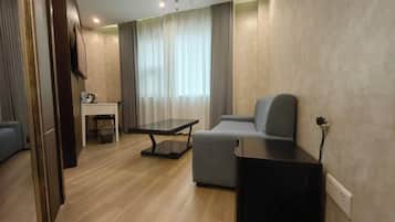 Standard Suite, City View | Living area