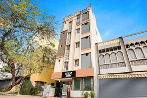 A hotel with a modern facade, a visible entrance, and a sign indicating it is a hotel. - Deluxe Hotel O Guntur (Guntur)