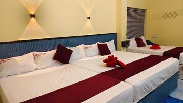 Family Room | Egyptian cotton sheets, premium bedding, desk, free WiFi