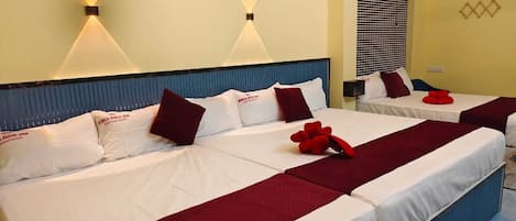 Family Room | Egyptian cotton sheets, premium bedding, desk, free WiFi