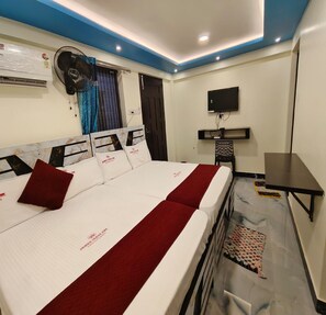 Habitación cuádruple | Sábanas de algodón egipcio, ropa de cama de alta calidad, escritorio