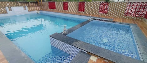 Una piscina al aire libre