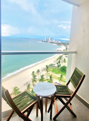 Property grounds - Beutiful beachfront apt w/pools/jacuzzi/gym (Puerto Vallarta)