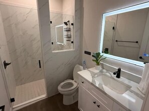 Dusche, Haartrockner, Handtücher, Shampoo