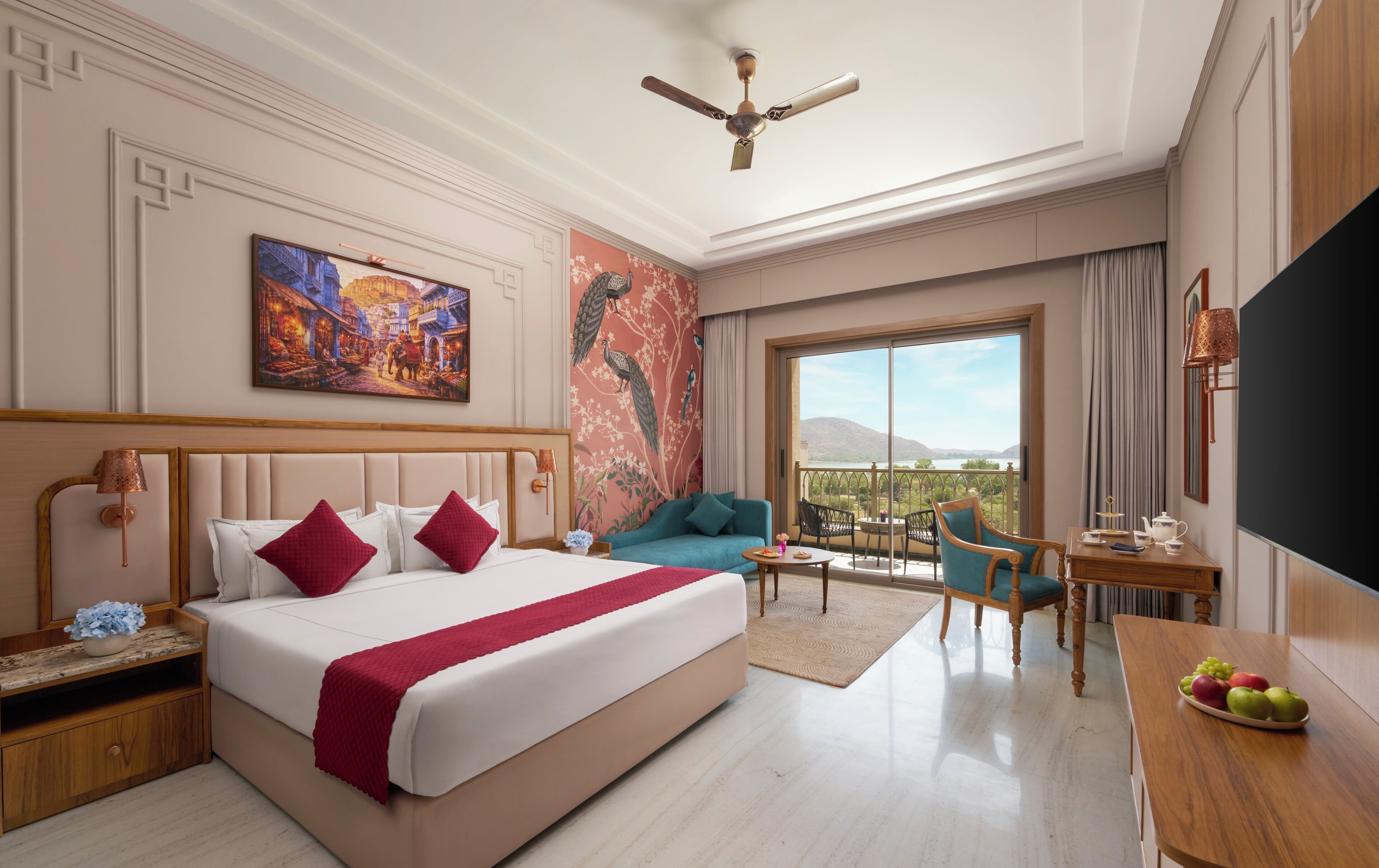 Classic Room | Minibar, in-room safe, desk, blackout drapes