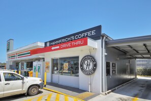 A drive-thru coffee shop with a 7-Eleven sign and a large coffee shop sign. - Affordable Private Room| Clean& Quiet | Hillcrest (Hillcrest)