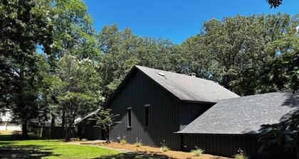 Large Contemporary 5-bedroom house with privacy! Sleeps 12