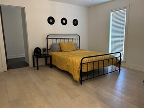 5 bedrooms, iron/ironing board, WiFi, bed sheets