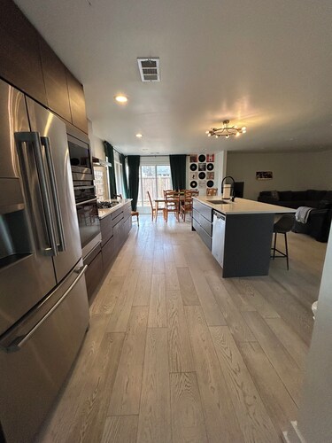 Large Contemporary 5-bedroom house with privacy! Sleeps 12