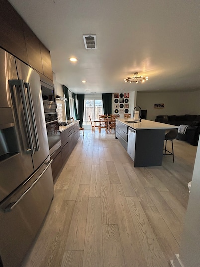 Large Contemporary 5-bedroom house with privacy! Sleeps 12