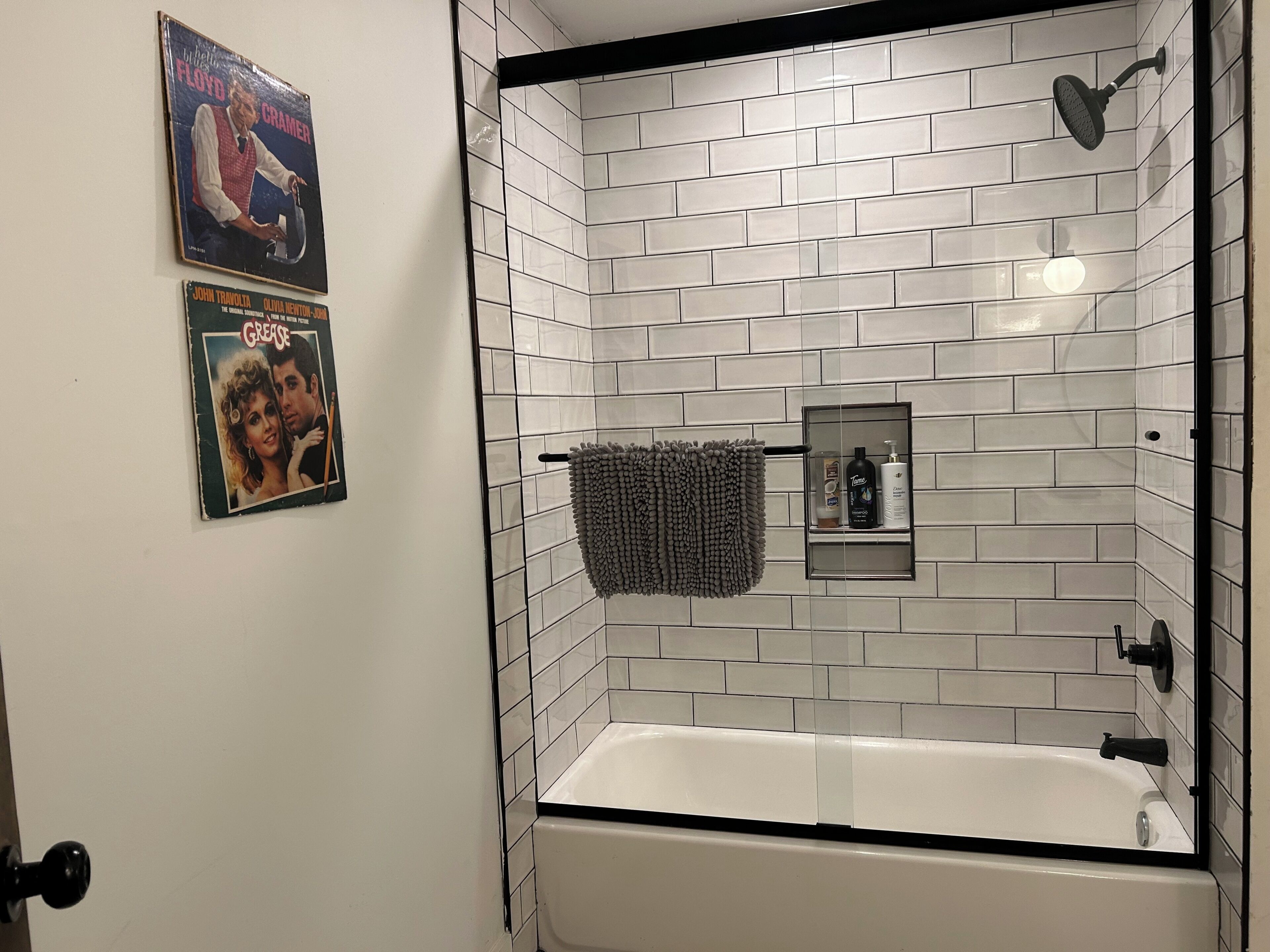 Douche, sèche-cheveux, serviettes fournies, savon