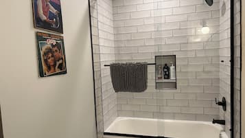 Douche, sèche-cheveux, serviettes fournies, savon