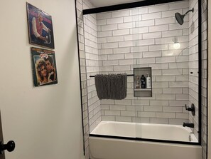 Een douche, een haardroger, handdoeken, zeep