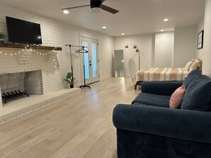 5 bedrooms, iron/ironing board, WiFi, bed sheets - Large Contemporary 5-bedroom house with privacy! Sleeps 12 (Tupelo)