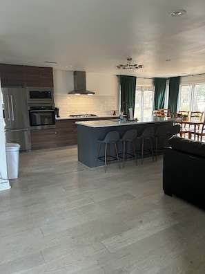 Private kitchen - Large Contemporary 5-bedroom house with privacy! Sleeps 12 (Tupelo)
