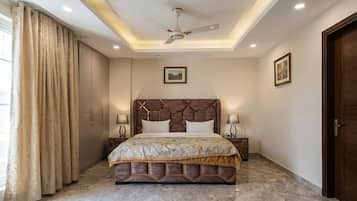 Apartment, City View | Meja, ruang kerja komputer riba, langsir/tirai gelap terus, kalis bunyi