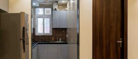 Apartment, City View | Private kitchen | Electric kettle
