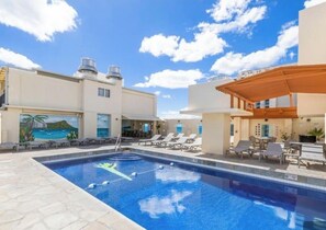 Pool - Cozy 1-bedroom condo one short block from the beach! (Honolulu)