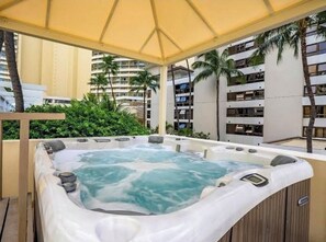 Outdoor spa tub - Cozy 1-bedroom condo one short block from the beach! (Honolulu)