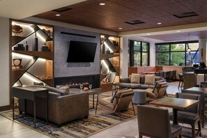 A modern lounge area with a fireplace, comfortable seating, and a flat-screen TV. - Sheraton Ski-In/Ski-Out Premium 1BR Villa | Mountain View | Steamboat Springs (Steamboat Springs)