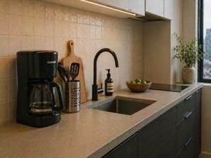 Classic Room | Private kitchen - The Bellview Hotel (Toronto)