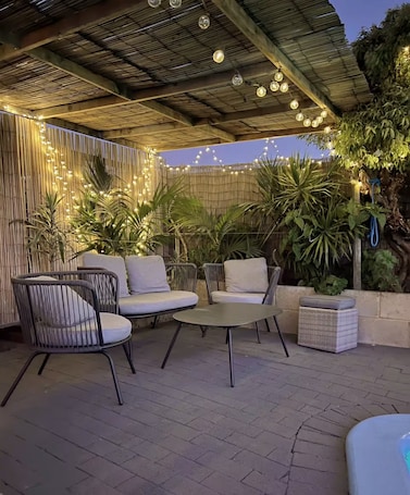 テラス / パティオ. Private Pool Studio with Cabana, Quiet Rockingham Retreat for Couples