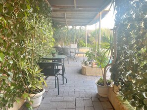 Outdoor dining - Private Pool Studio with Cabana, Quiet Rockingham Retreat for Couples (Rockingham)