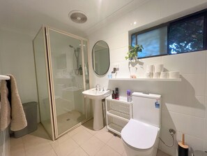 Bathroom - Private Pool Studio with Cabana, Quiet Rockingham Retreat for Couples (Rockingham)