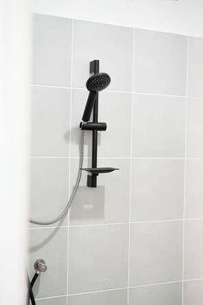 Estudio Confort, balcón | Baño | Ducha, toallas, jabón y champú
