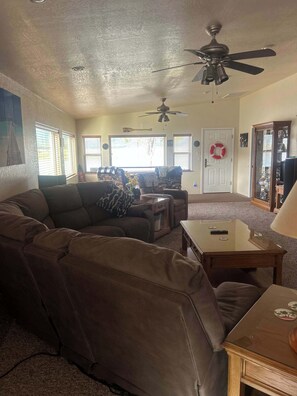 TV, fireplace, offices - Waters Riverfront Property,Pets OK, Beautiful Deck (Cascade)