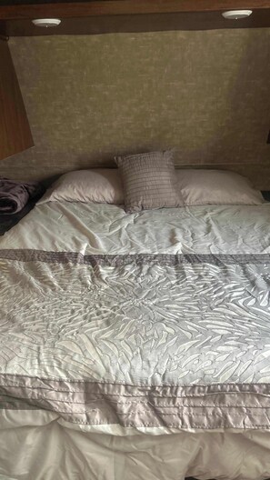 2 bedrooms, WiFi, bed sheets - Waters Riverfront Property,Pets OK, Beautiful Deck (Cascade)