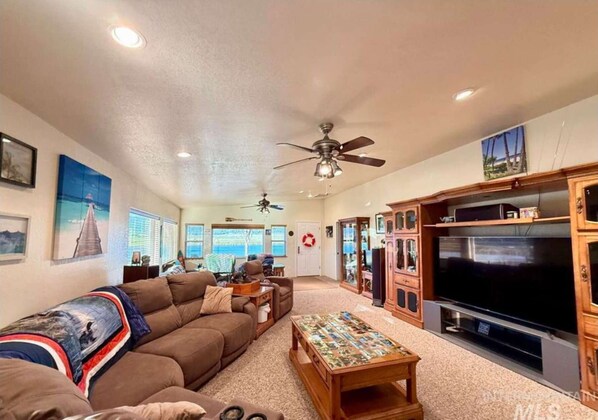 TV, fireplace, offices - Waters Riverfront Property,Pets OK, Fully Fenced (Cascade)