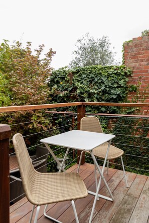Outdoor dining - Charming Edwardian Cottage Prime Hawthorn Location (Hawthorn East)