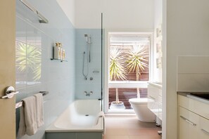Hair dryer - Charming Edwardian Cottage Prime Hawthorn Location (Hawthorn East)