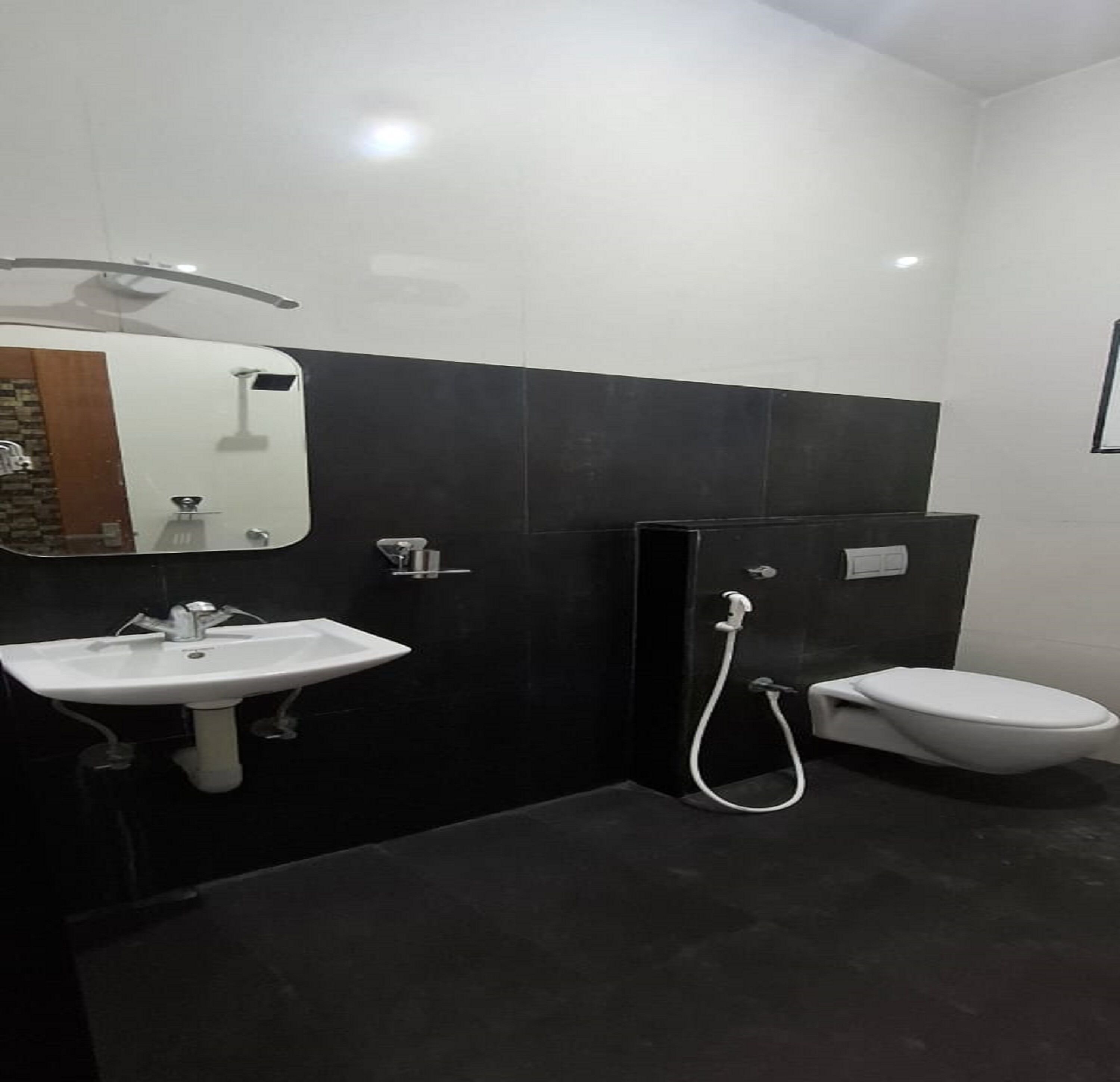 Deluxe-Doppelzimmer | Badezimmer | Dusche, Regendusche, kostenlose Toilettenartikel, Handtücher