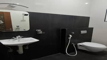 Deluxe-Doppelzimmer | Badezimmer | Dusche, Regendusche, kostenlose Toilettenartikel, Handtücher