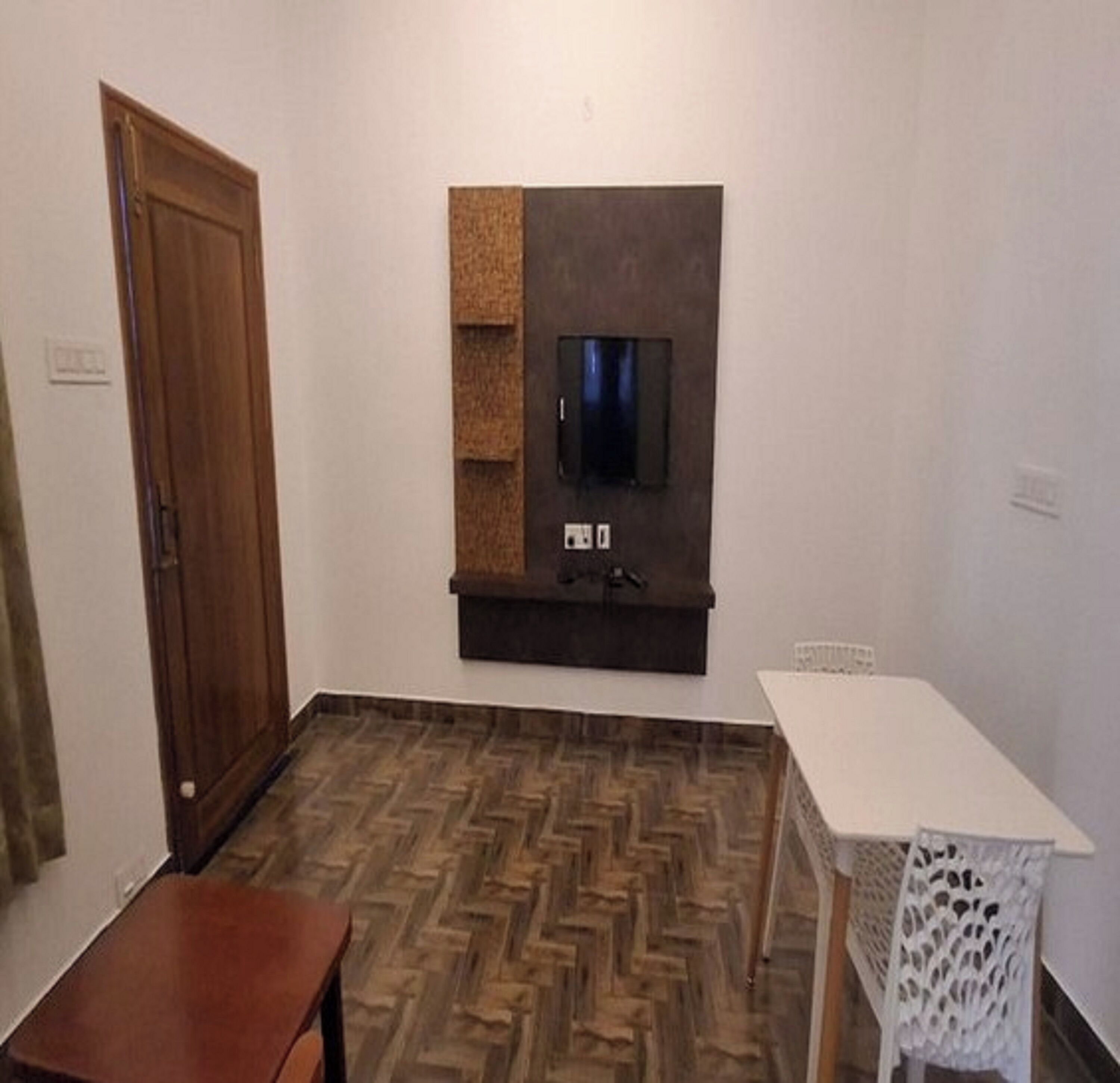ห้องดับเบิล | บริเวณนั่งเล่น | ทีวีจอแบน 32 นิ้ว พร้อมช่องเคเบิล