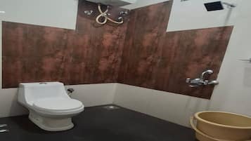 Deluxe Double Room | Bathroom | Shower, rainfall showerhead, free toiletries, towels