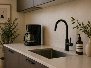 Quarto clássico, vista para a cidade | Cozinha privada